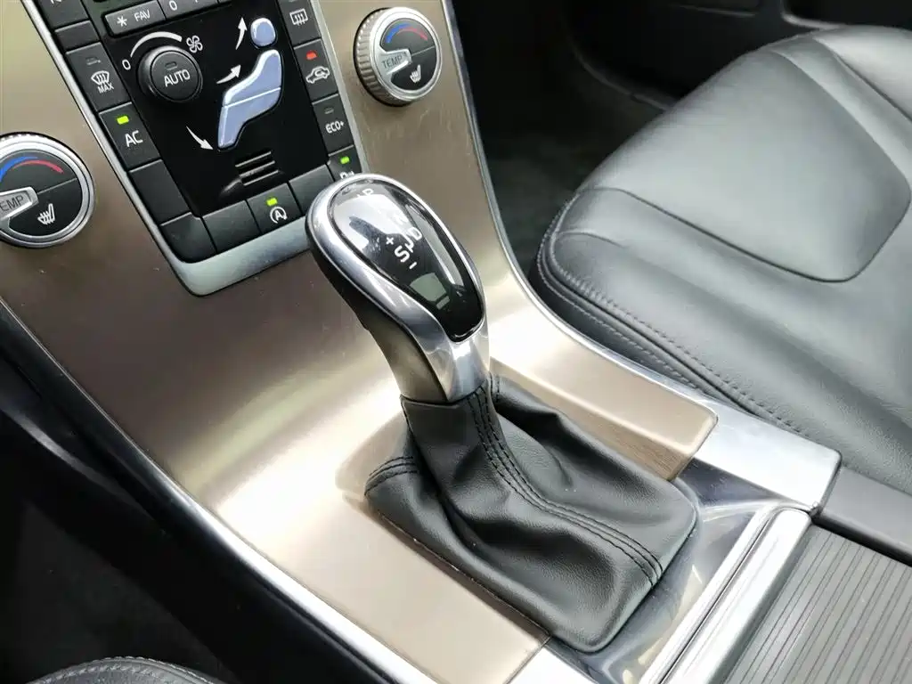 Volvo XC60 2016 — фото 13