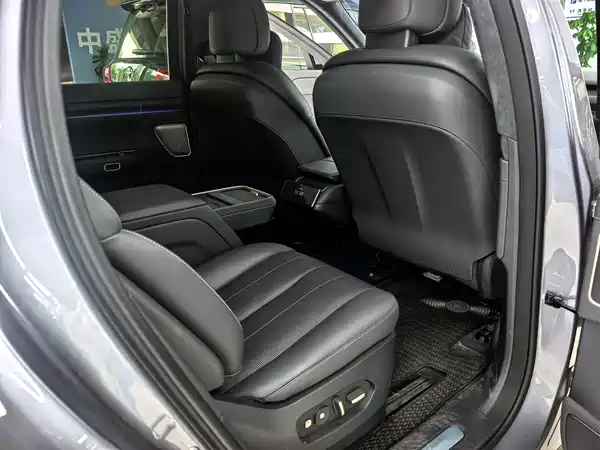 NIO ES8 2025