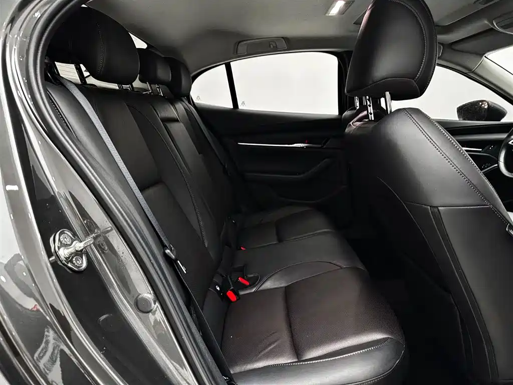 Mazda 3 Axela 2022 — фото 14