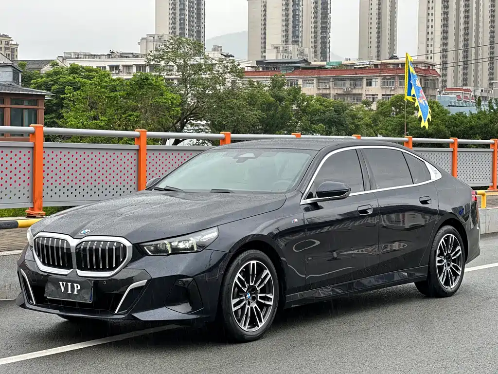 BMW 5 Series 2025 — фото 1