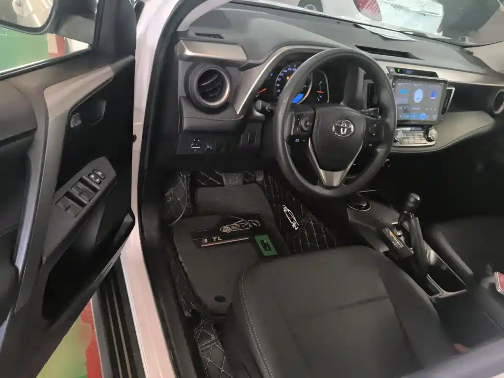 Toyota RAV4 2015 — фото 12