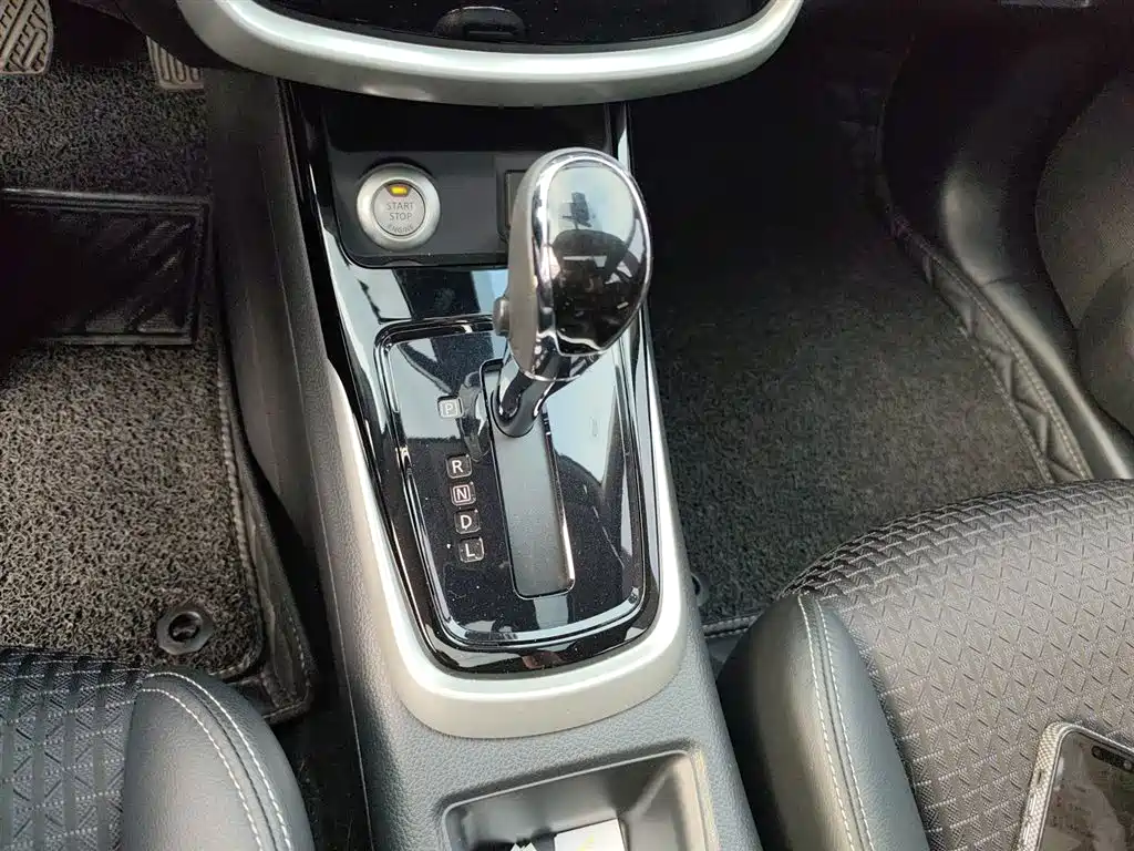 Nissan Tiida 2017 — фото 14