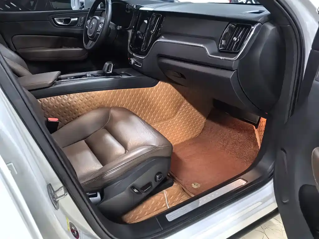 Volvo XC60 2023 — фото 11