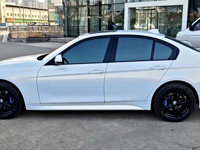 BMW 3 Series 2018 — фото 22
