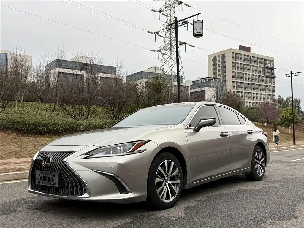 Lexus ES 2019