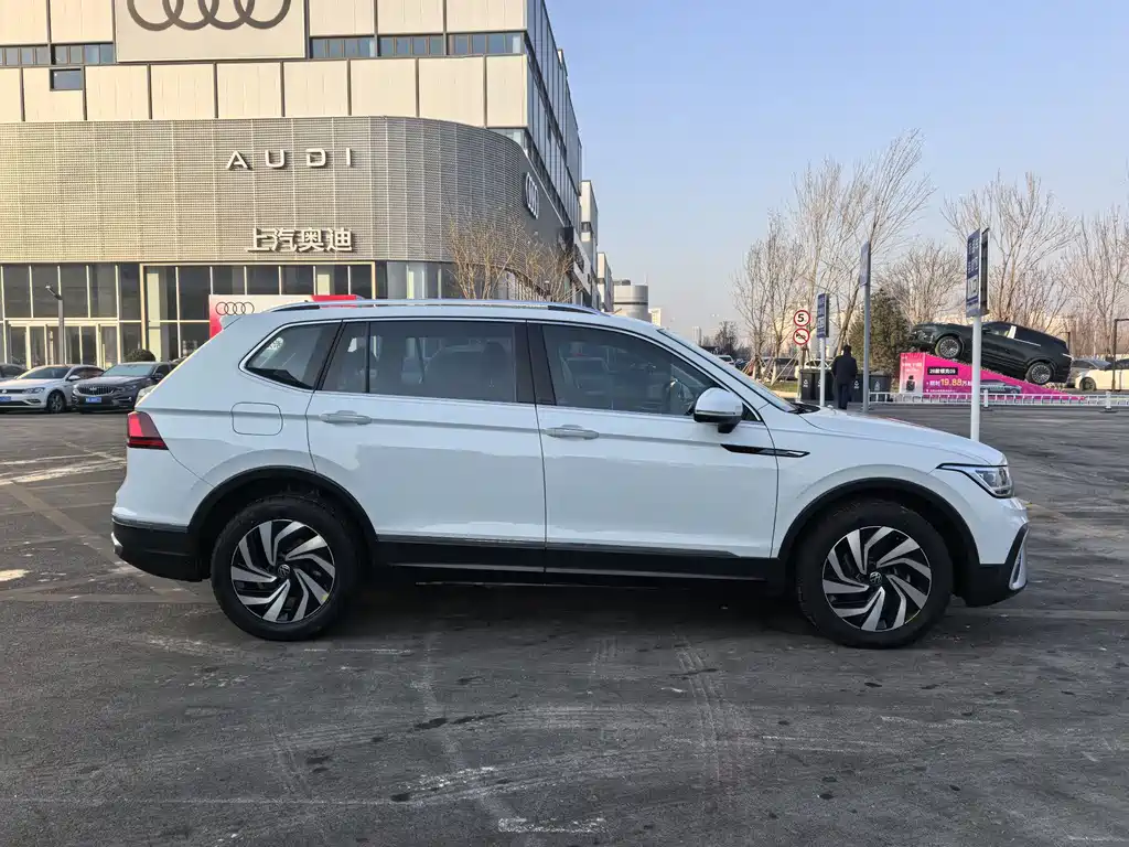 Volkswagen Tiguan L 2023 — фото 9