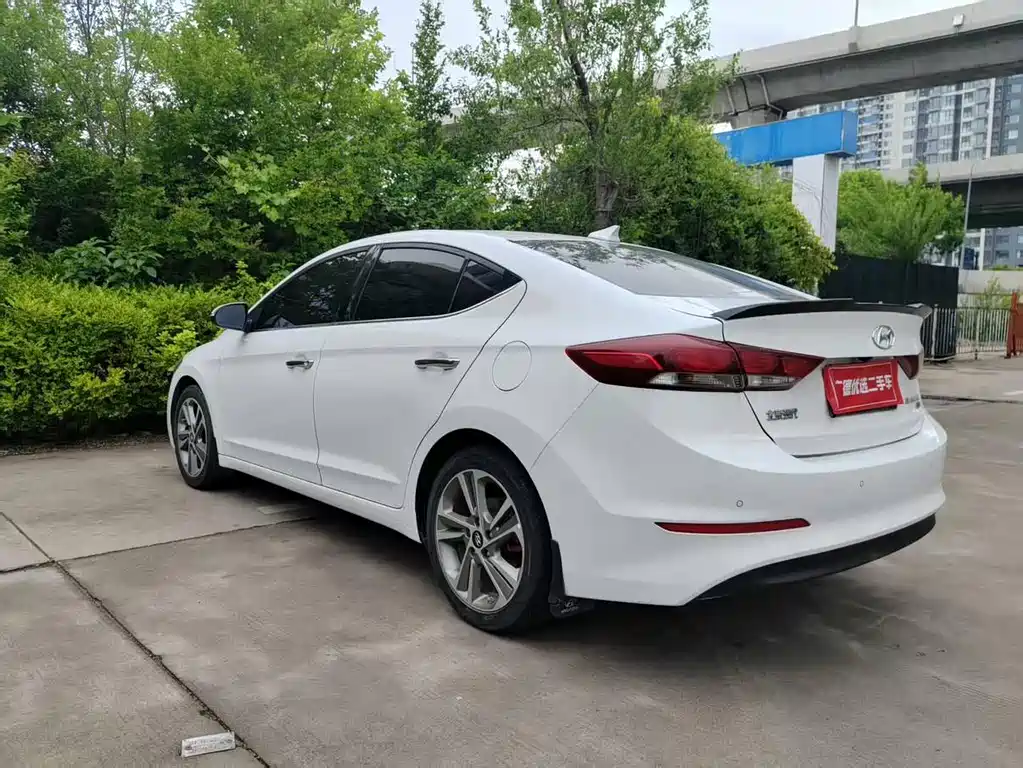 Hyundai Elantra 2018 — фото 12