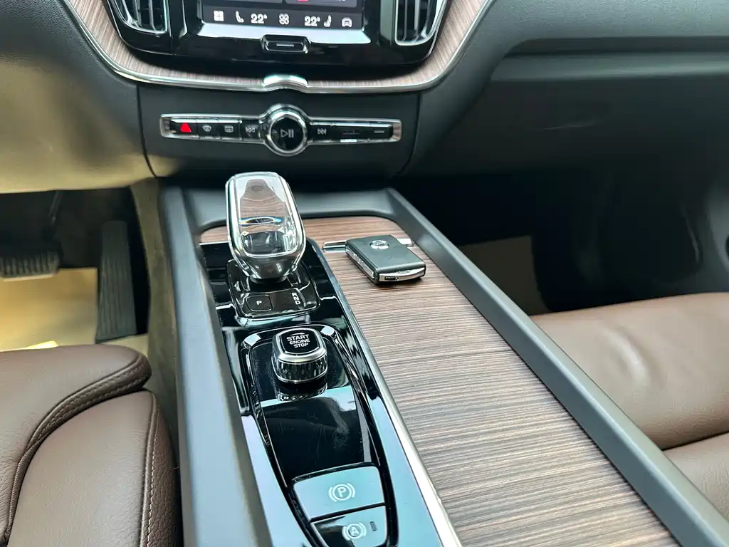 Volvo XC60 PHEV 2023 — фото 14