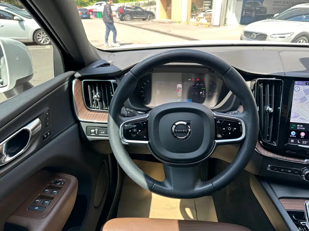 Volvo XC60 PHEV 2023 — фото 11