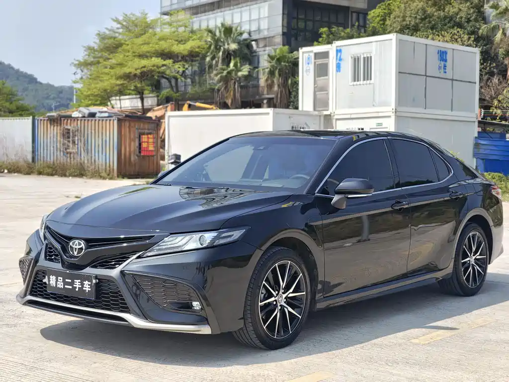 Toyota Camry 2022 — фото 1
