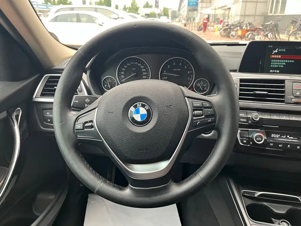 BMW 3 Series 2018 — фото 18