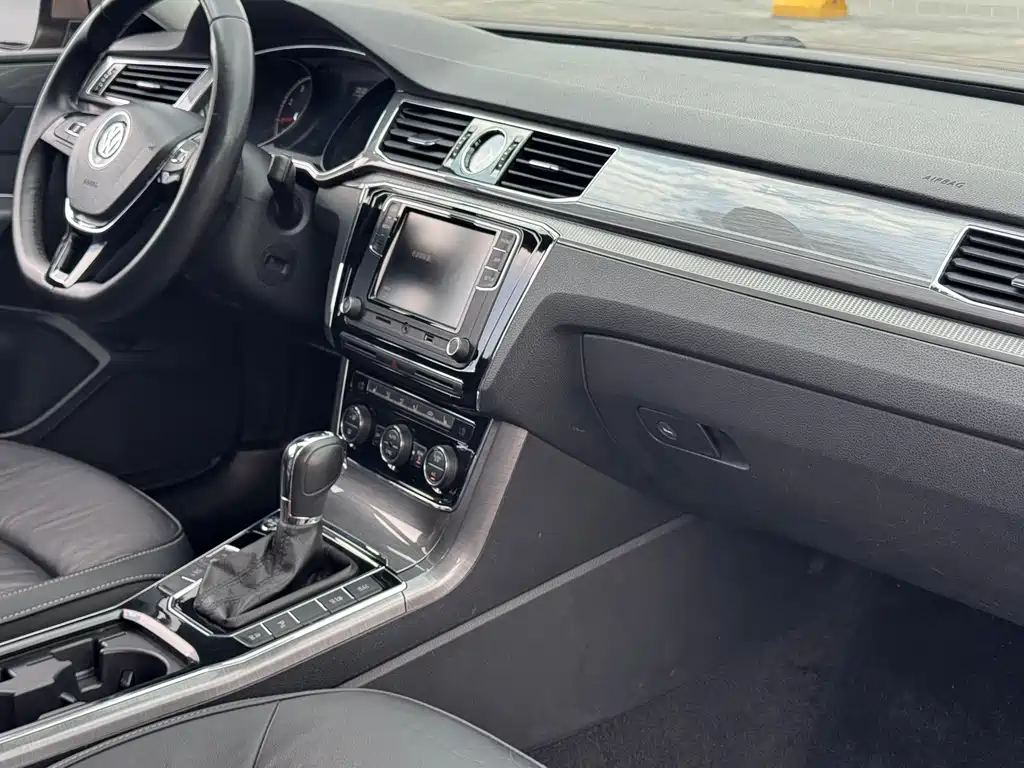 Volkswagen Passat 2017 — фото 14