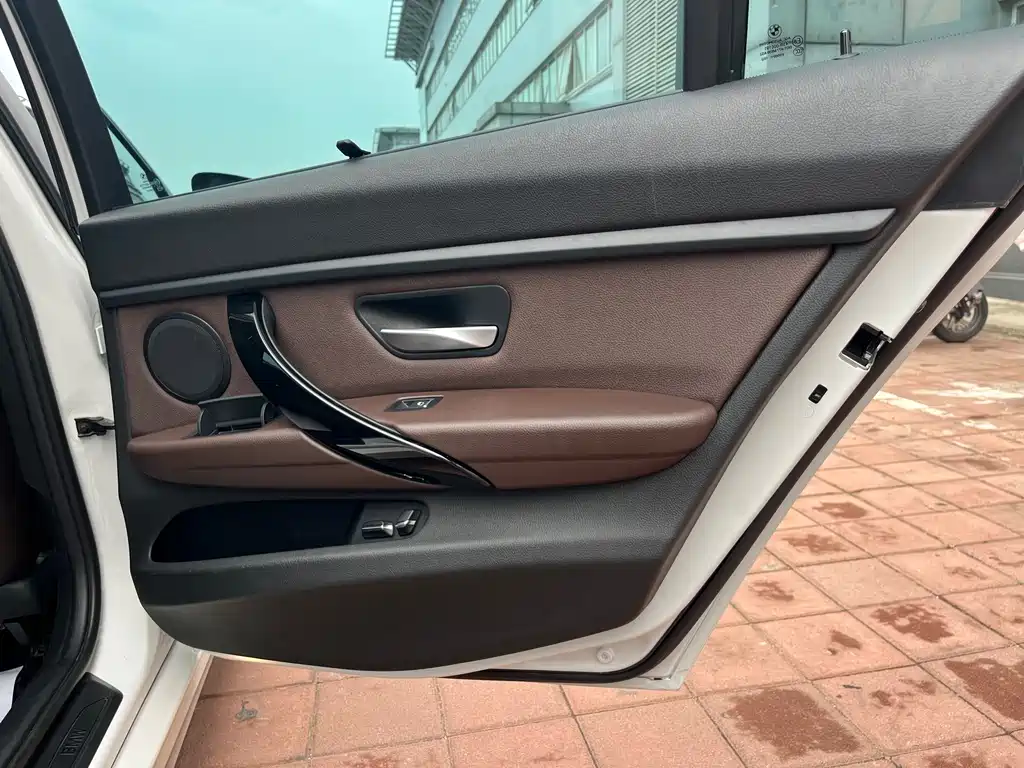BMW 3 Series 2018 — фото 28