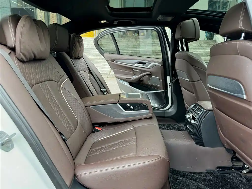 BMW 5 Series 2022 — фото 14