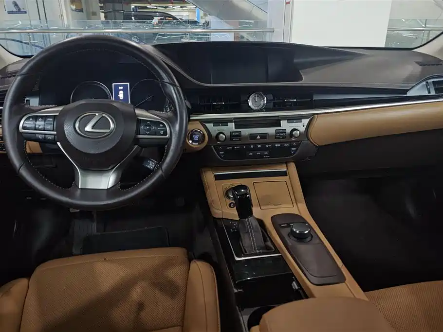 Lexus ES 2017 — фото 12