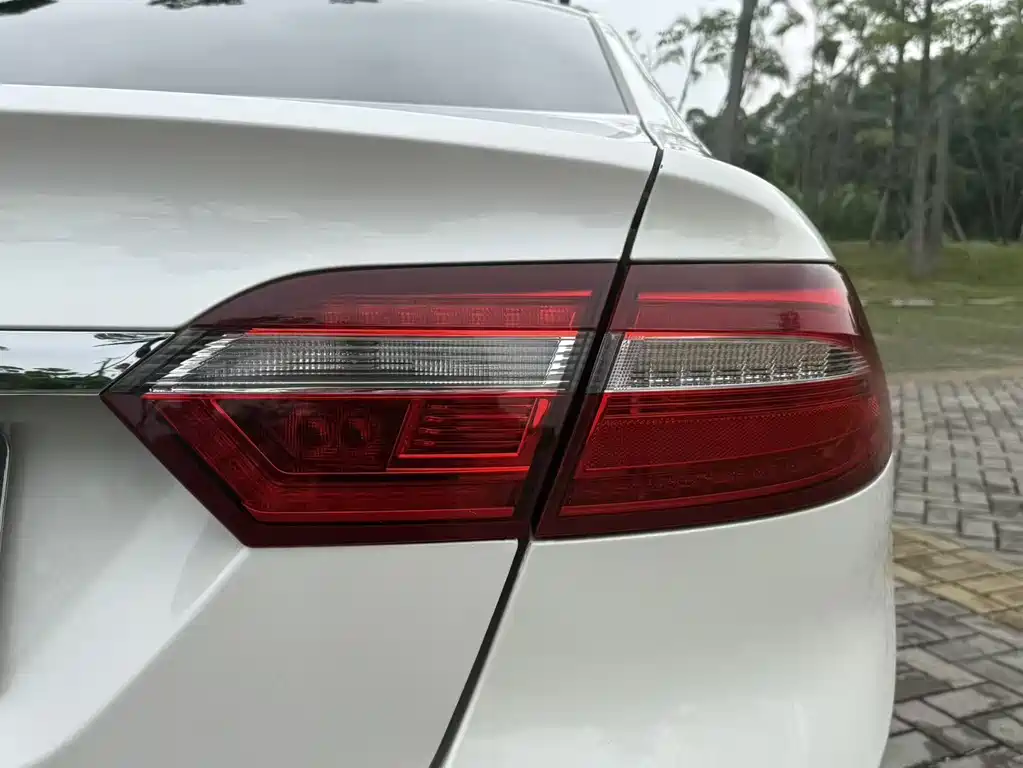 Ford Taurus 2017 — фото 14