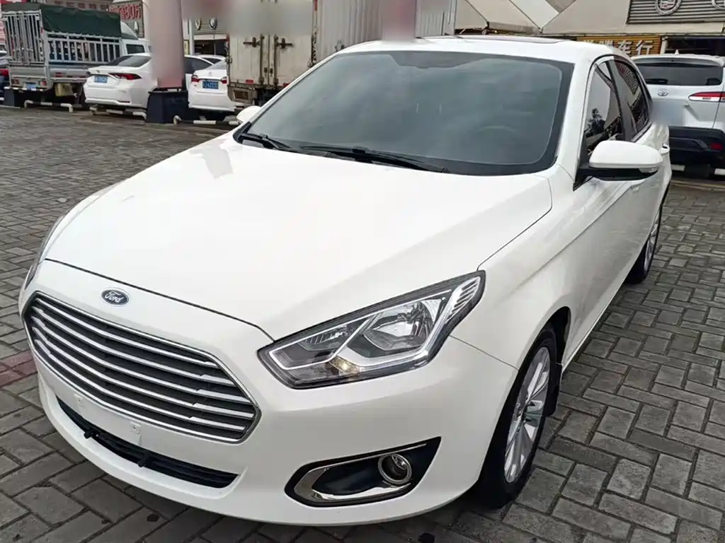 Ford Escort 2018 — фото 15