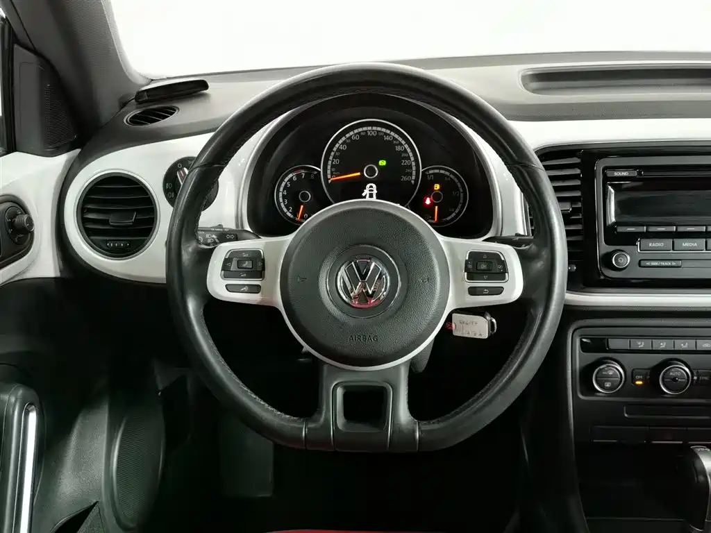 Volkswagen Beetle 2015 — фото 12