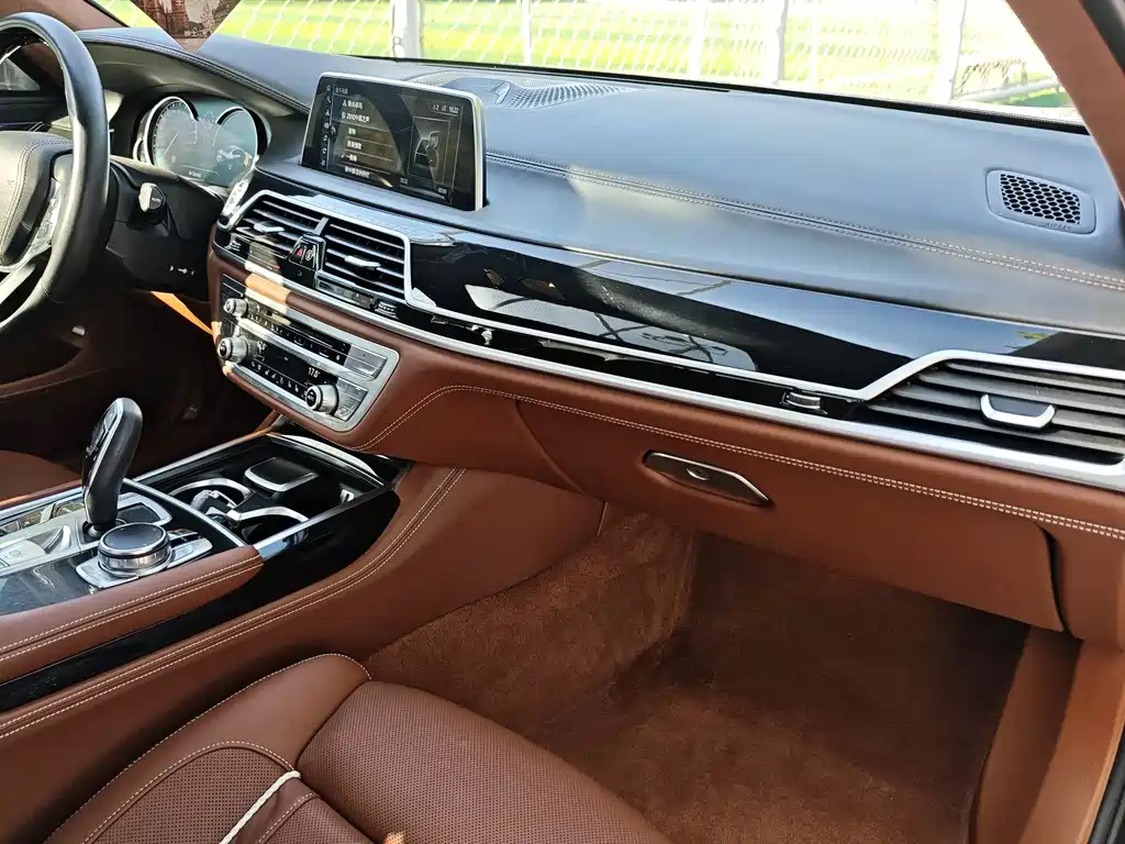 BMW 7 Series 2016 — фото 12