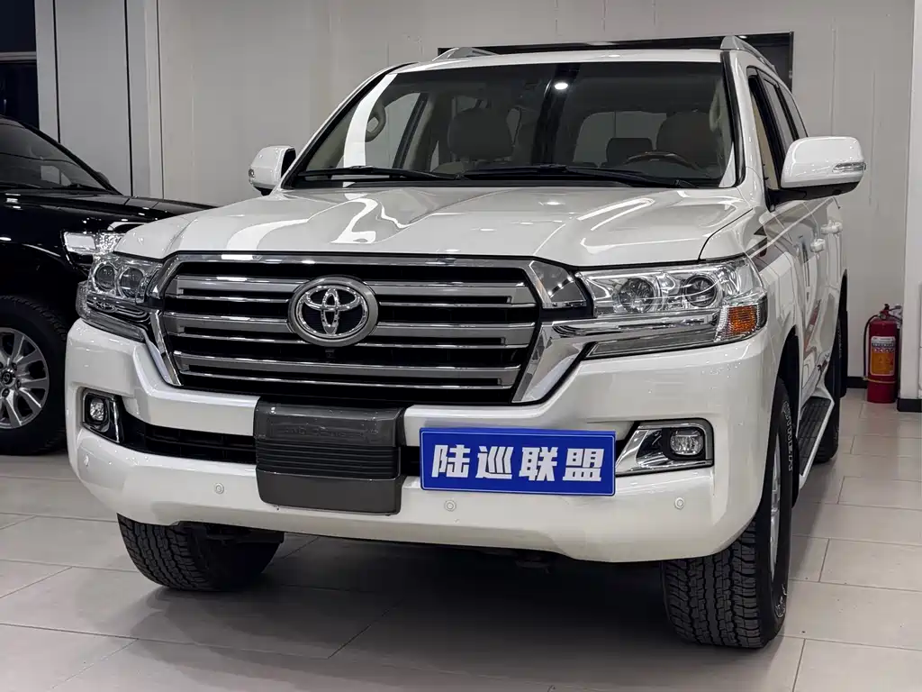 Toyota Land Cruiser 2017 — фото 1