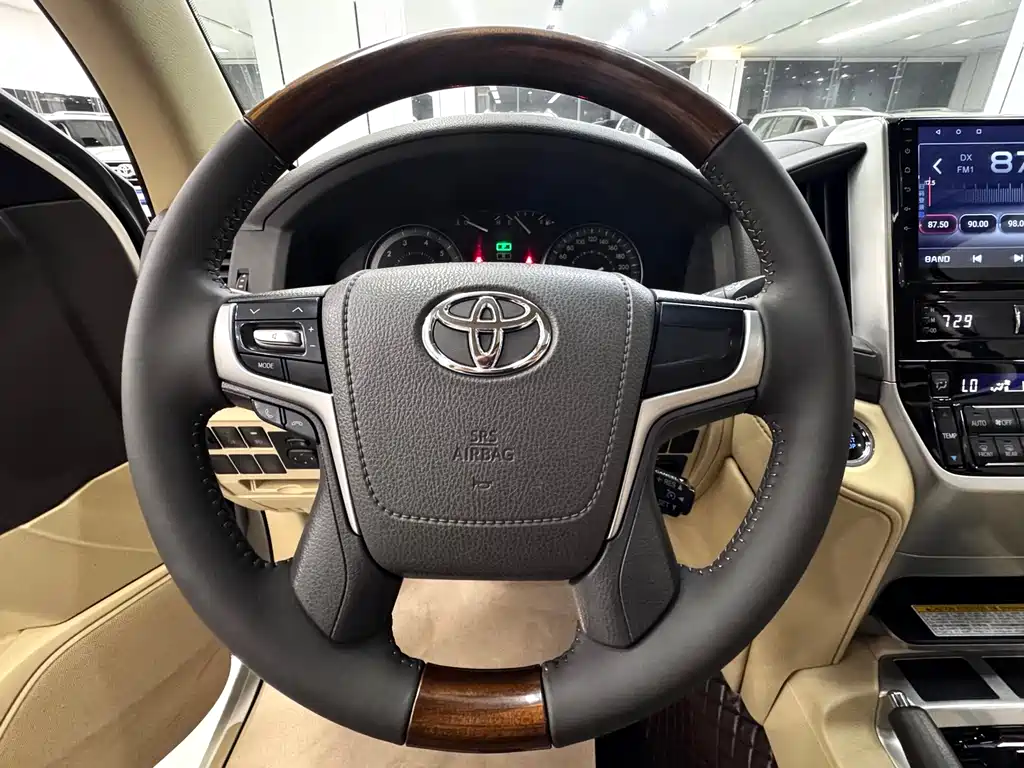Toyota Land Cruiser 2017 — фото 8