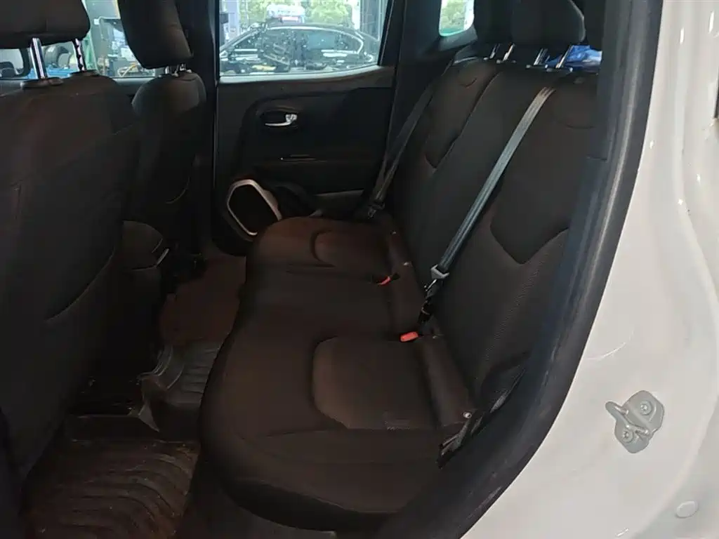 Jeep Renegade 2017 — фото 15