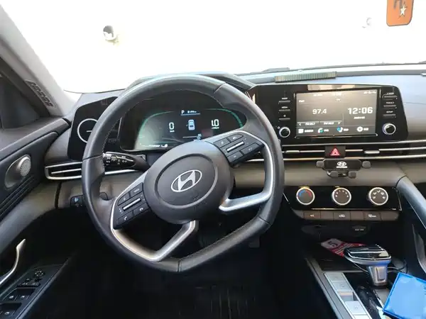 Hyundai Elantra 2023