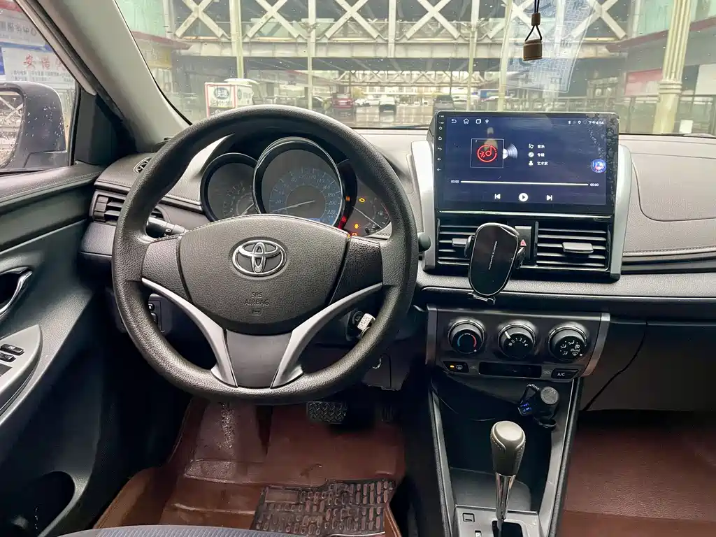 Toyota Yaris L 2015 — фото 14