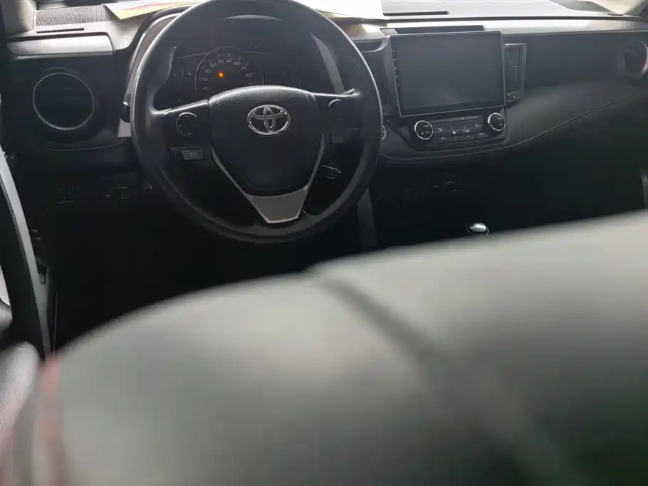 Toyota RAV4 2017 — фото 12