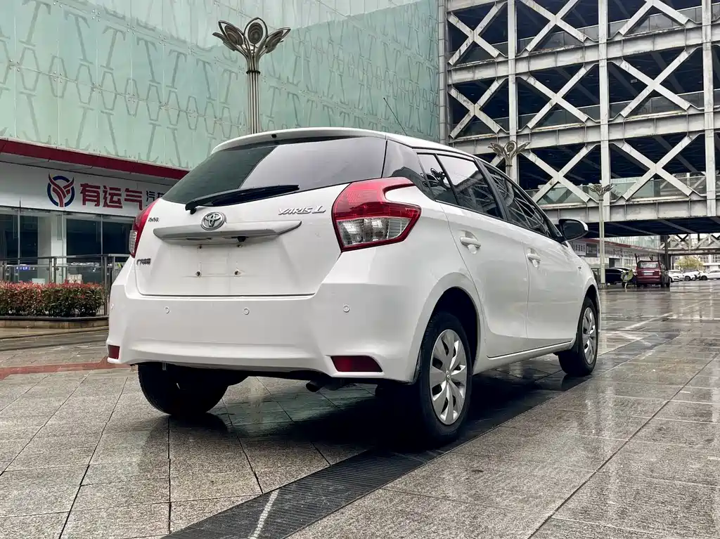 Toyota Yaris L 2015 — фото 4