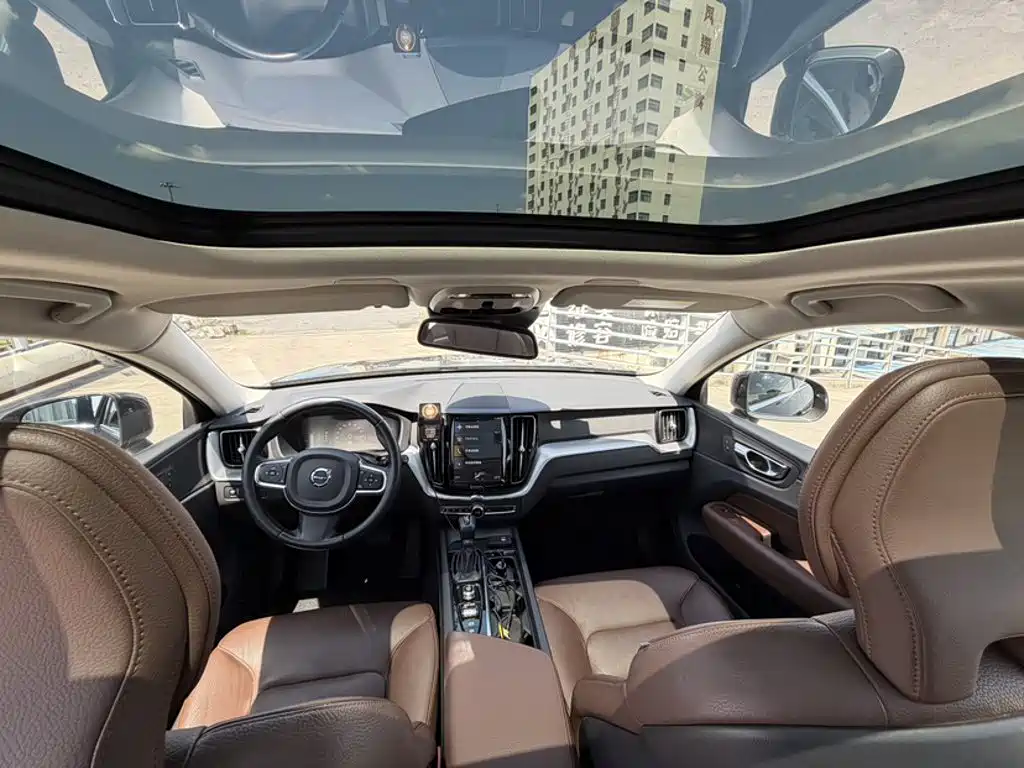 Volvo XC60 2018 — фото 17