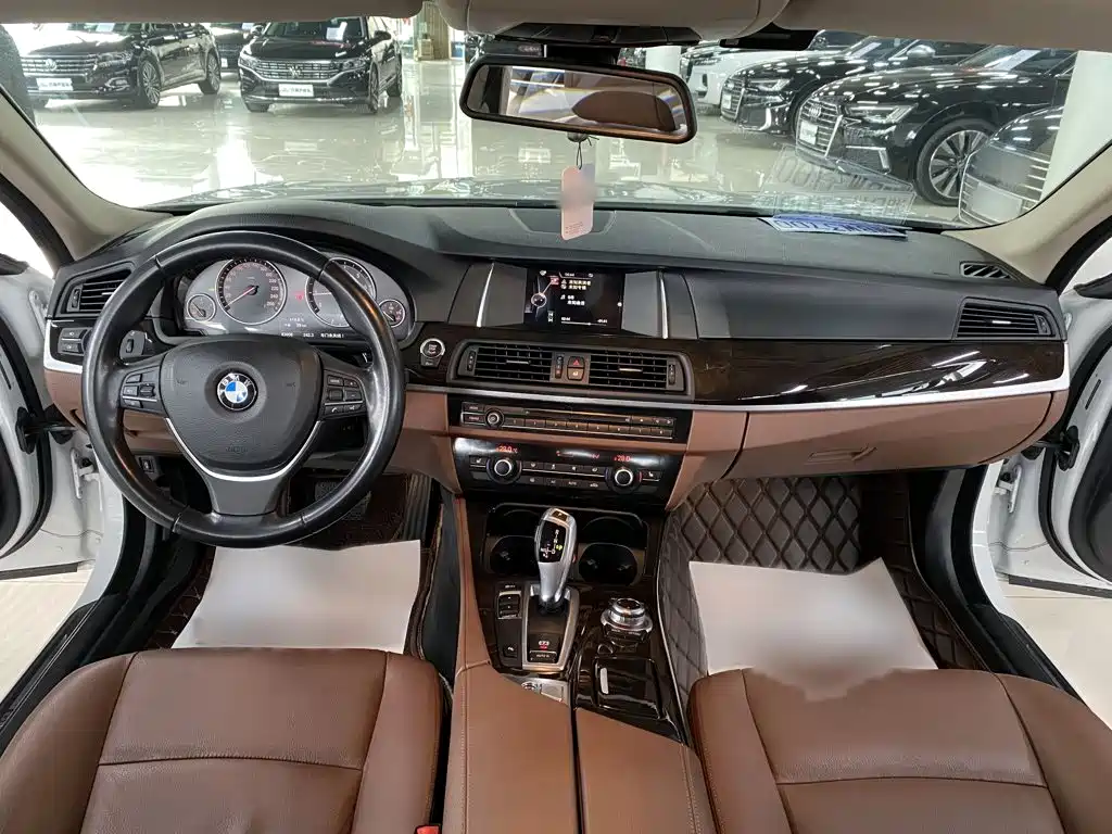 BMW 5 Series 2016 — фото 11
