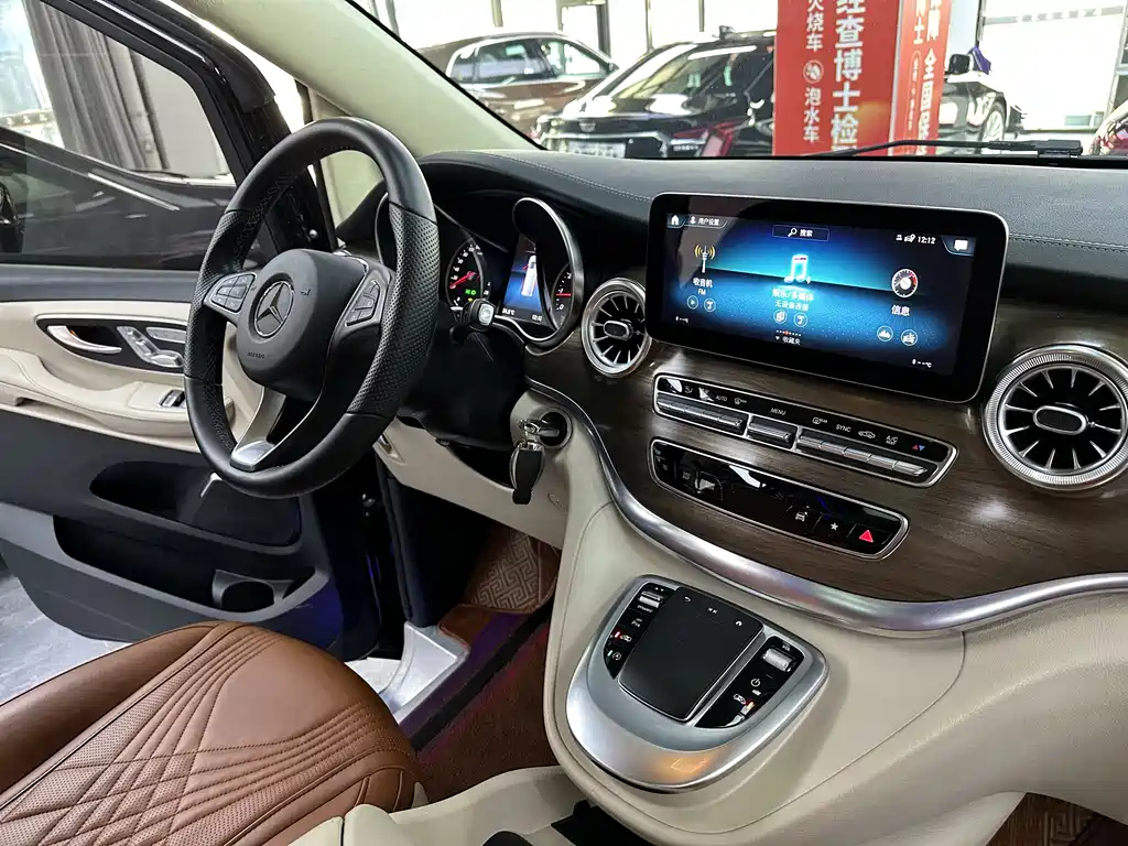 Mercedes-Benz V-Class 2021 — фото 17