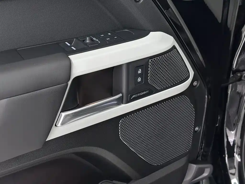 Land Rover Defender 2023 — фото 10