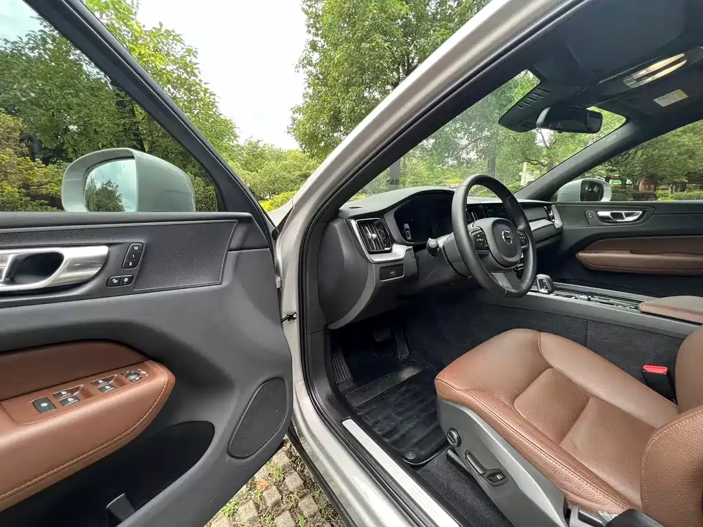 Volvo XC60 2022 — фото 12
