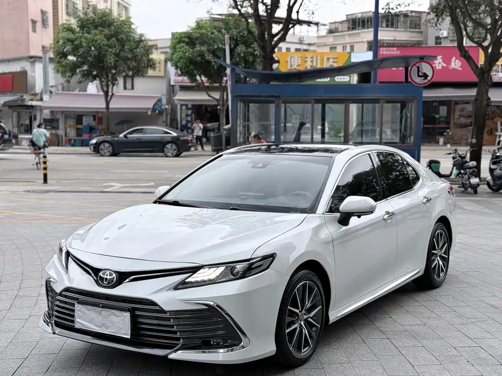 Toyota Camry 2024 — фото 1