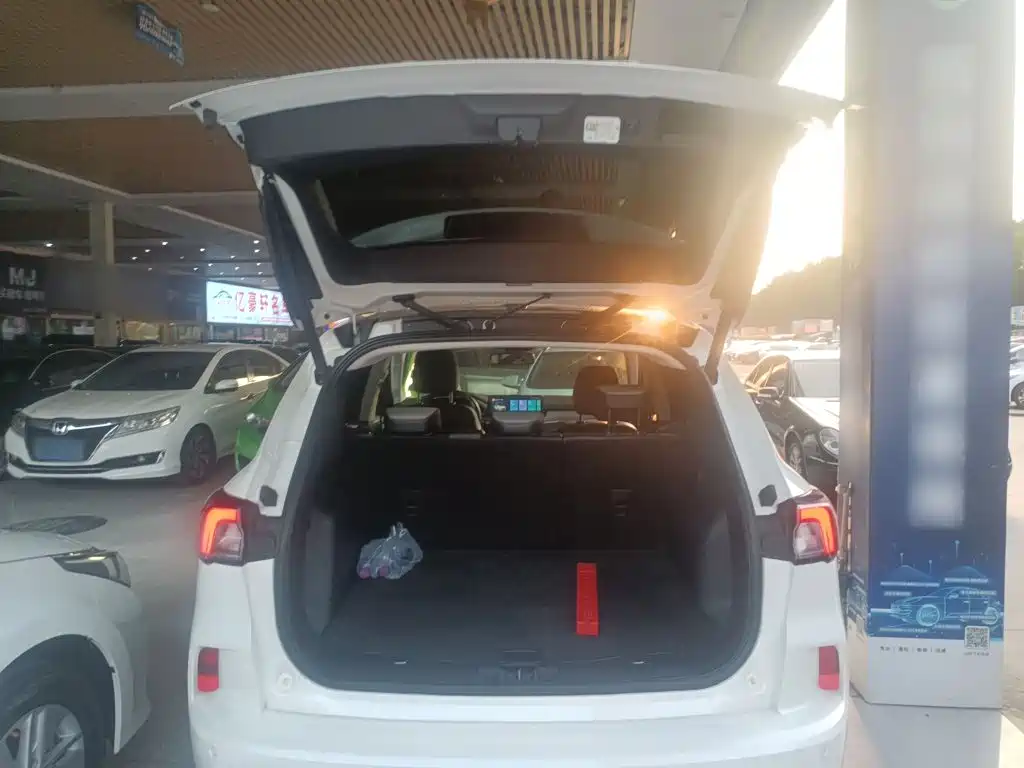 Ford Escape 2020 — фото 15