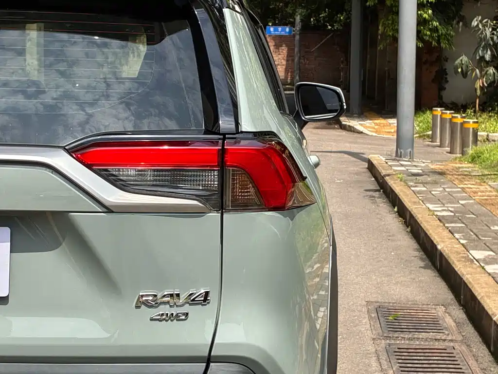 Toyota RAV4 2019 — фото 8