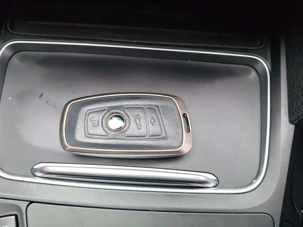 BMW 3 Series 2018 — фото 9