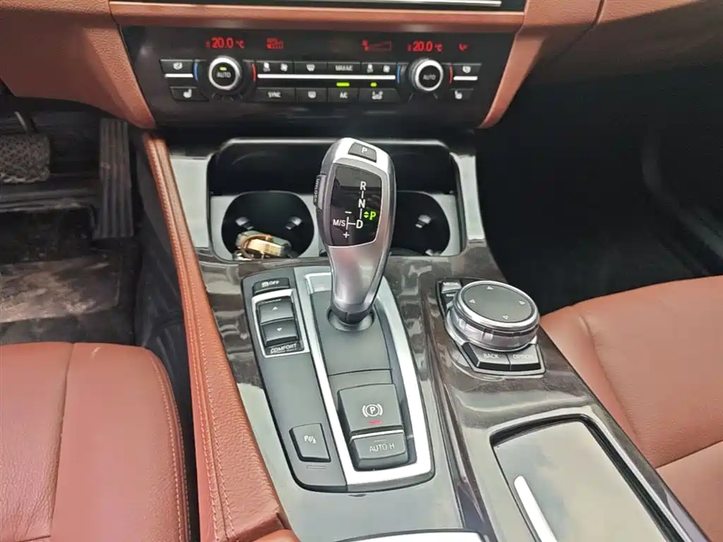 BMW 5 Series 2015 — фото 10
