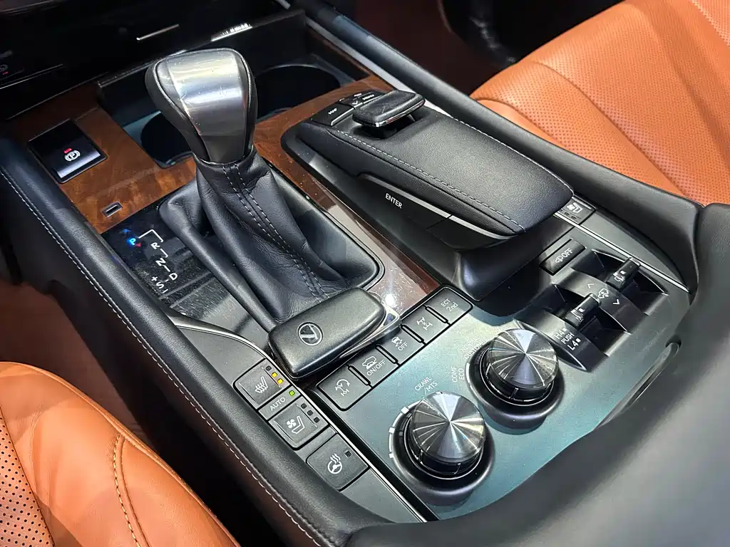 Lexus LX 2016 — фото 16