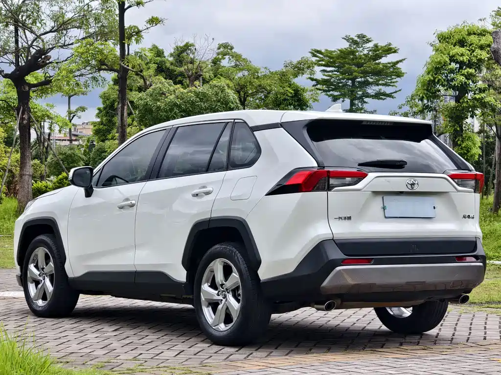 Toyota RAV4 2021 — фото 11