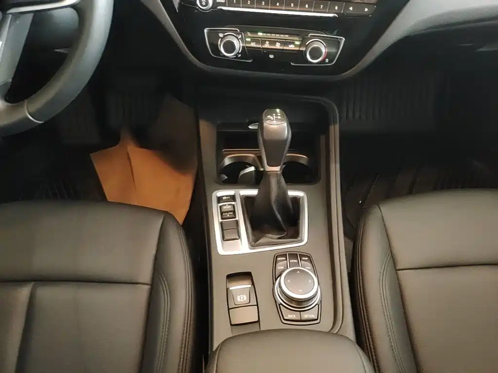 BMW 1 Series 2019 — фото 14