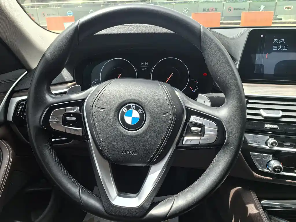 BMW 5 Series 2019 — фото 11