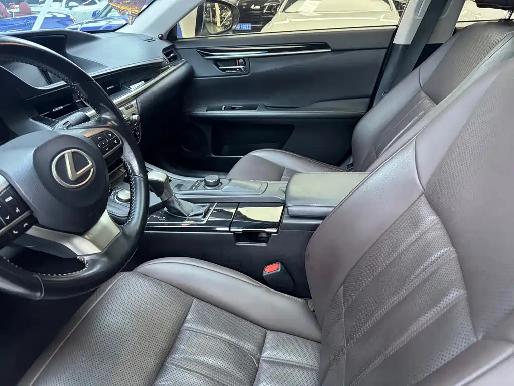 Lexus ES 2018 — фото 6