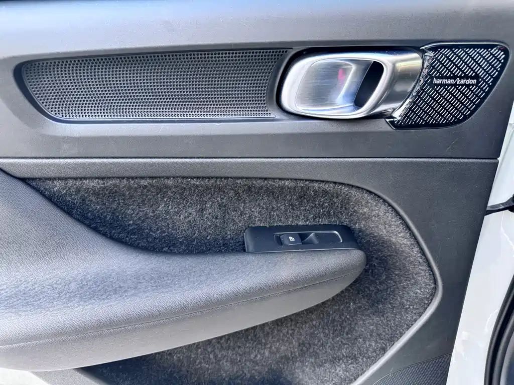 Volvo XC40 2020 — фото 11