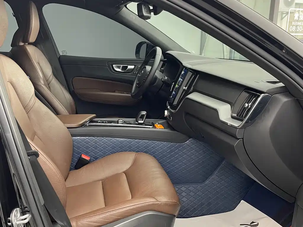 Volvo XC60 2023 — фото 25