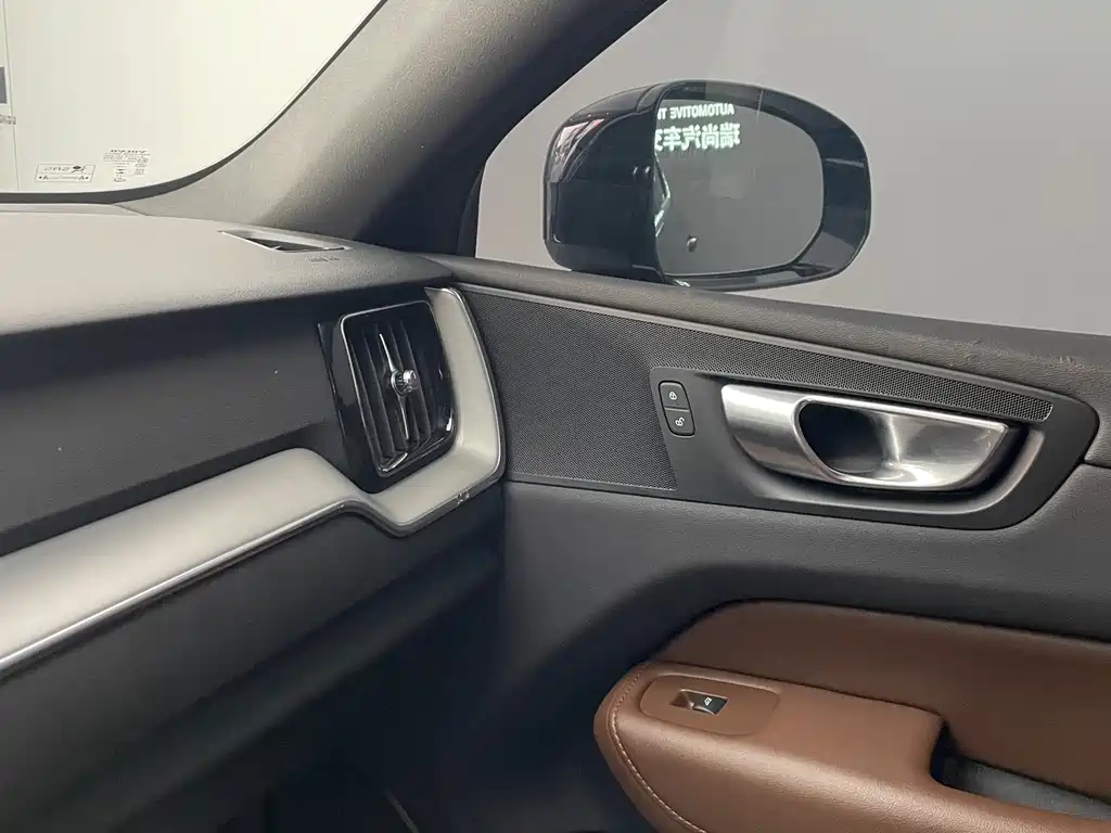 Volvo XC60 2023 — фото 30