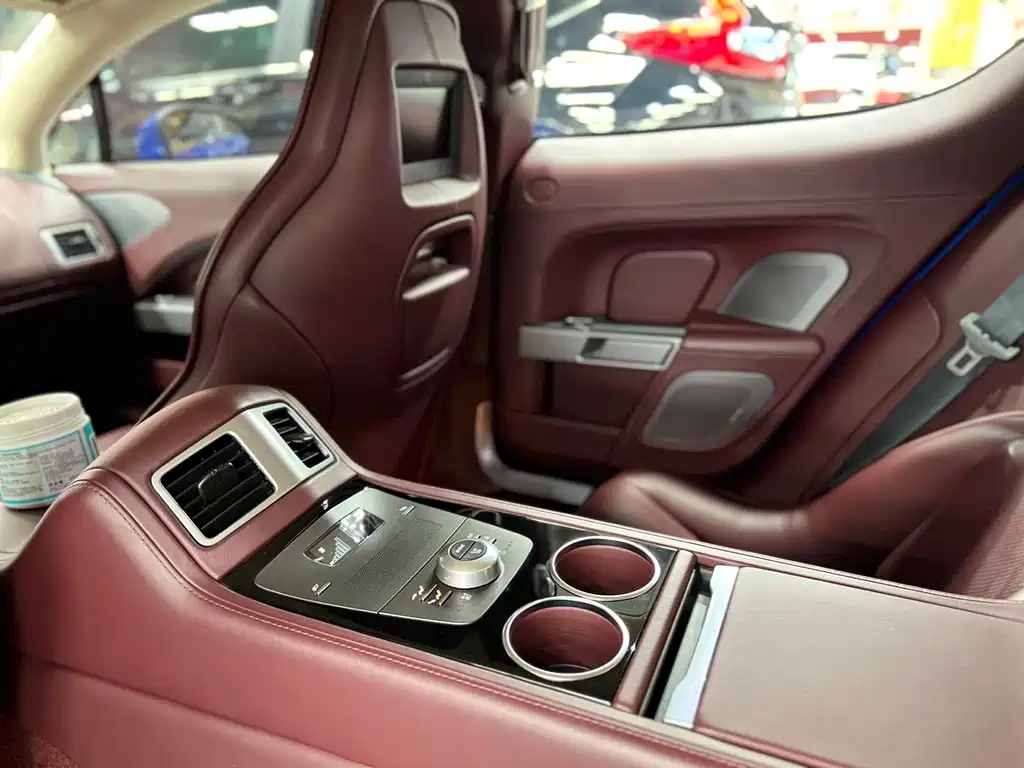 Aston Martin Rapide 2018 — фото 14