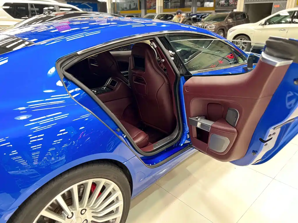Aston Martin Rapide 2018 — фото 17